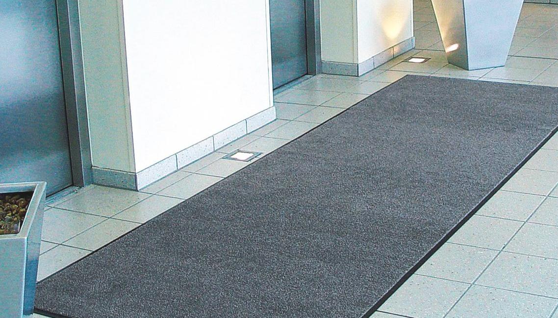 Alfombras lavables: Nuestros felpudos de barrera con superficie lavable son adecuados para absorber la humedad y la suciedad en zonas de mucho tránsito, como ascensores o áreas de recepción.