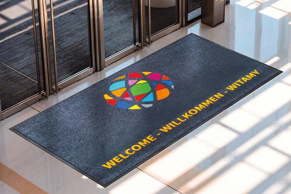 Logoclean: Las alfombras de limpieza LOGOCLEAN impresas con su logotipo mantienen limpias las zonas interiores de forma fiable y atraen la atención hacia su empresa. 